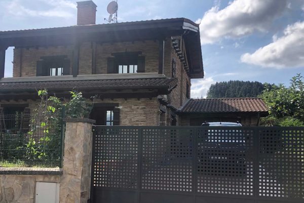 chalet-zurigari-entrada-despues-alaya imagen entrada chalet zurugari alaya taldea arquitectura mondragon
