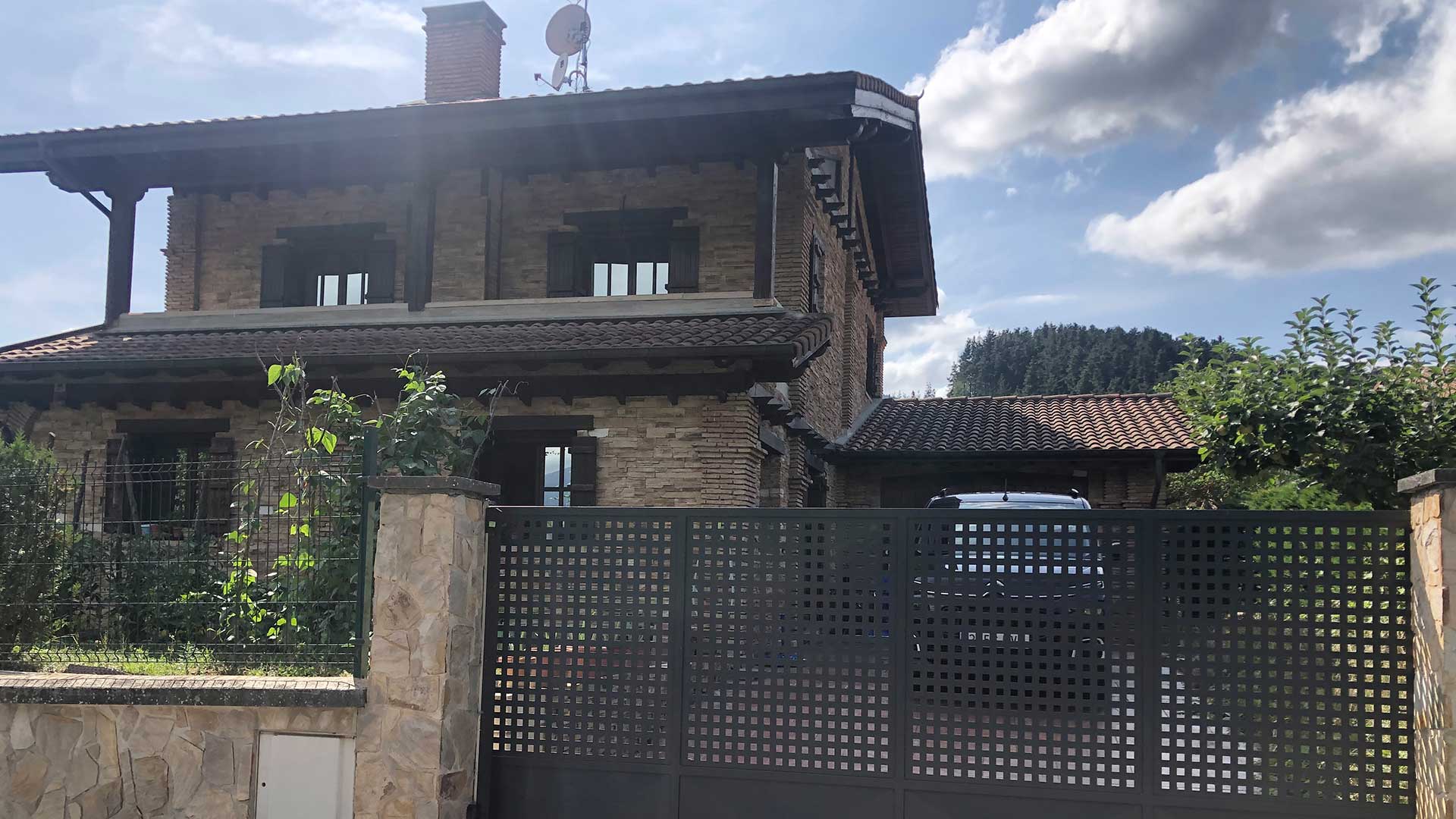 imagen entrada chalet zurugari alaya taldea arquitectura mondragon